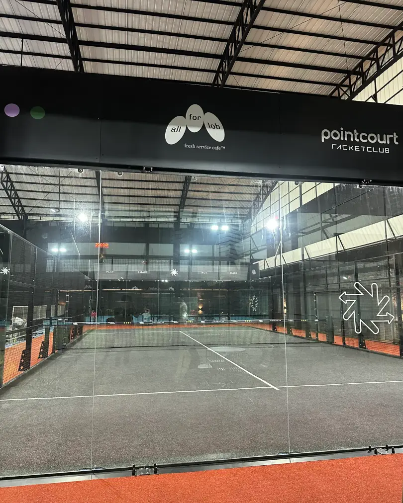 The black padel court