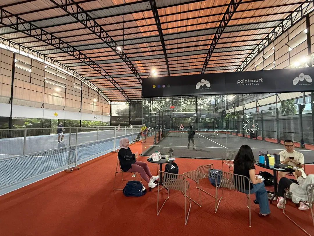 Players relaxing between courts